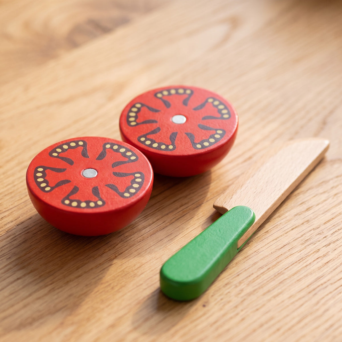 Fruit and Veggie Cutting Set: magnet detail