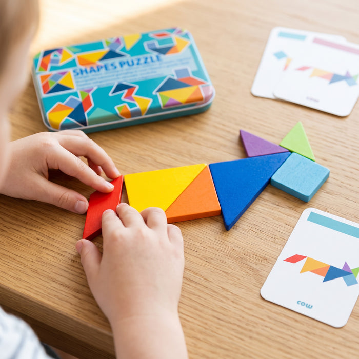 Smart Shapes Tangram: a child's hands